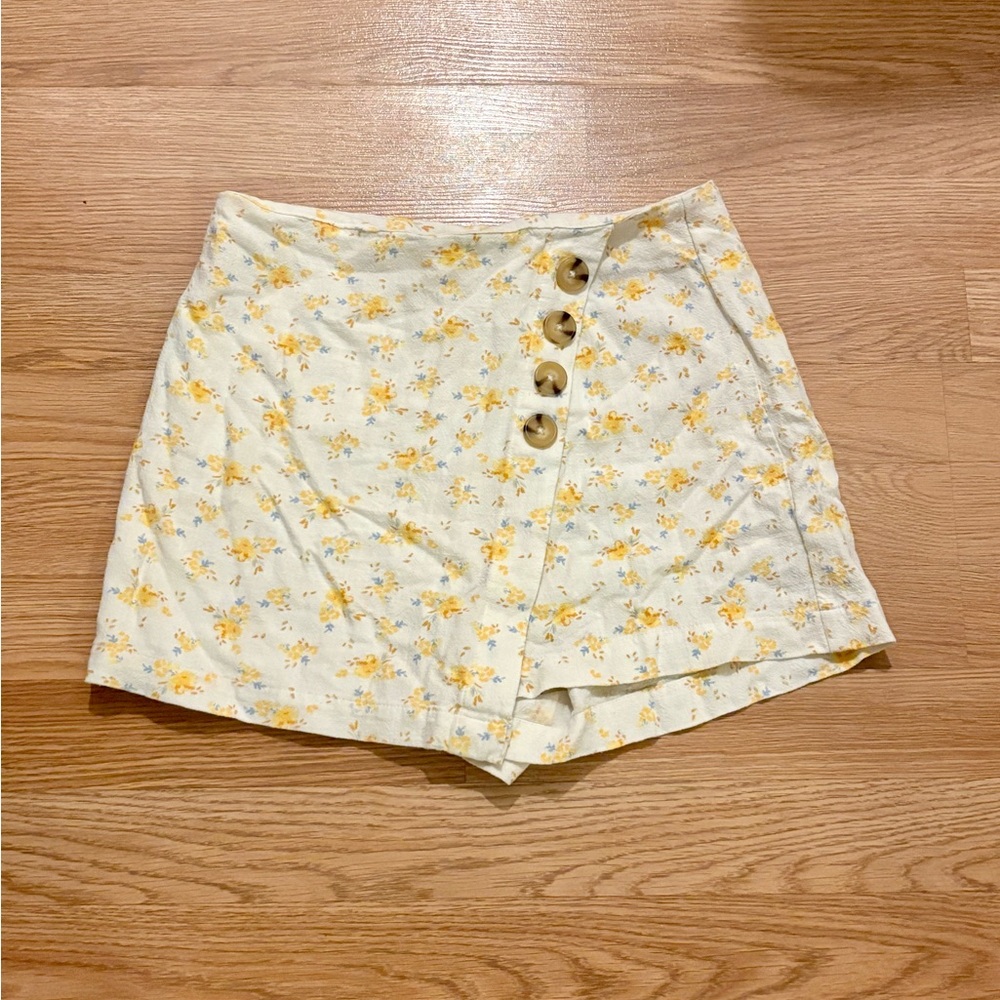 LADIES floral Skort Aeropostale Size Small. White Shorts. Yellow Flowers